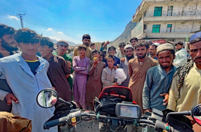 schaulustige-torkham-border-afghanistan-2023