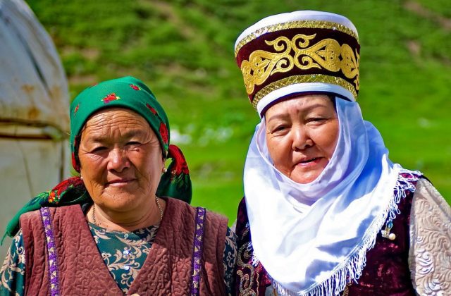 frauen-in-tracht-kirgistan-2021