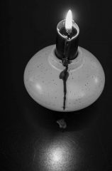 schwarze-kerze-weisser-kerzenhalter