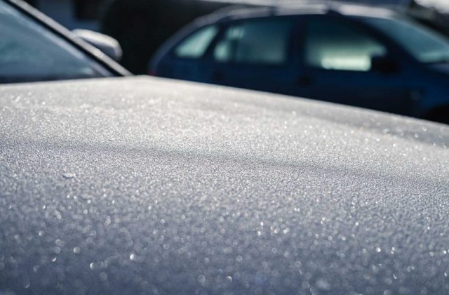 vereiste-motorhaube-raureif