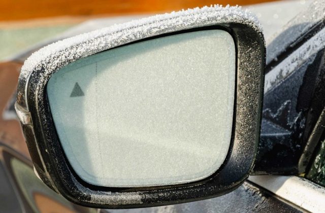 vereister-rueckspiegel-auto