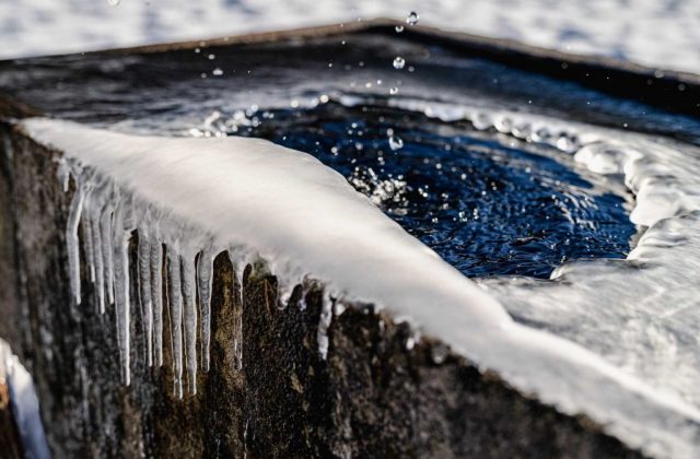 wasserloch-eis-brunnen