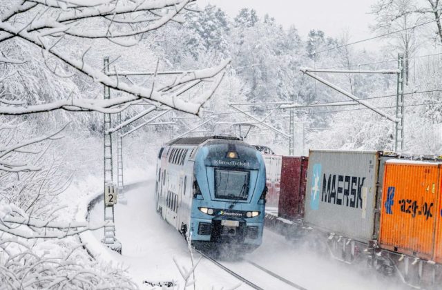 train-in-winter